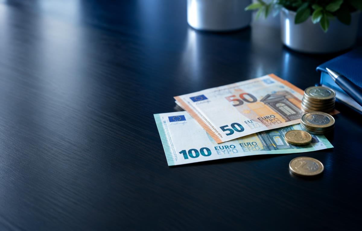 Bancnote și monede euro pe un birou